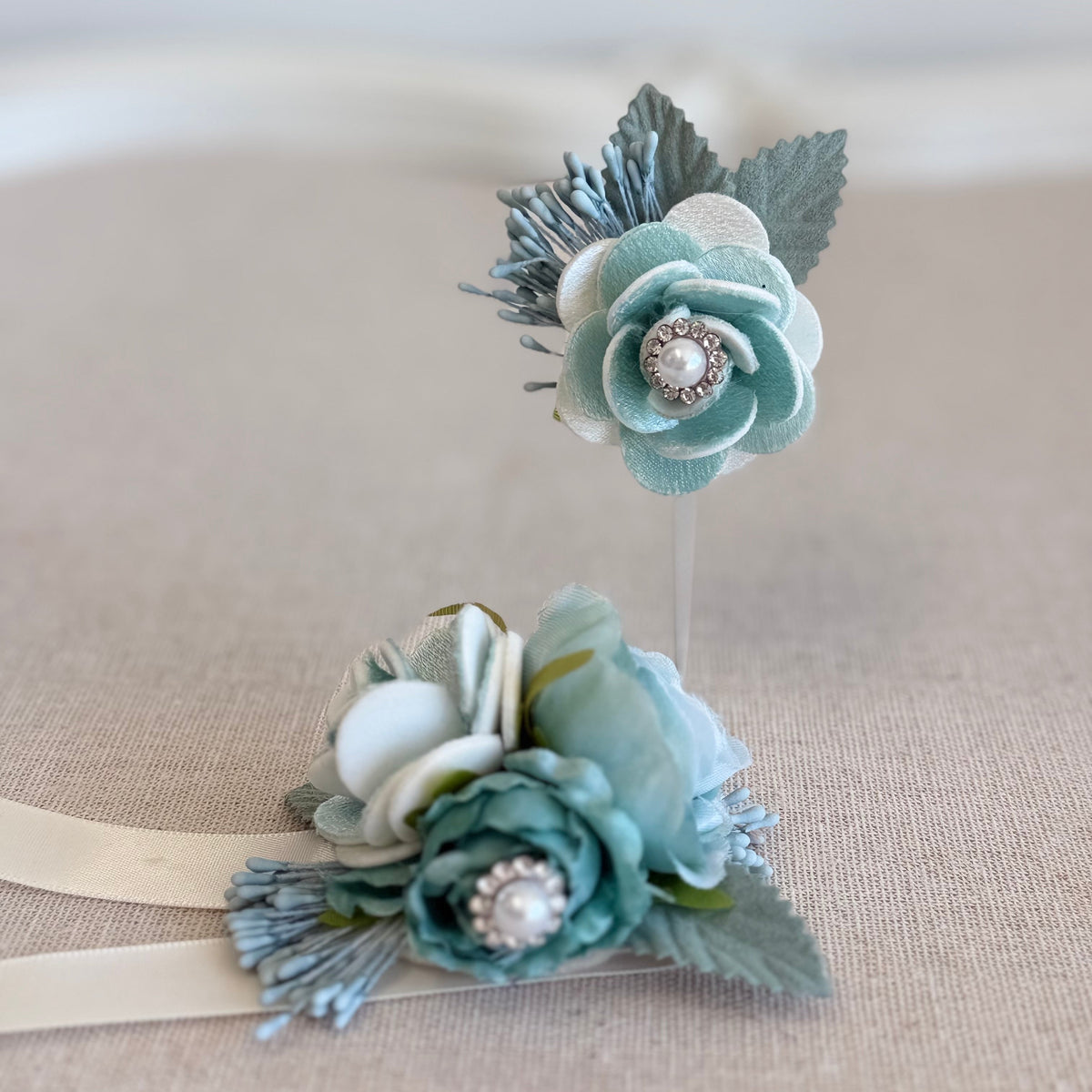 Teal Prom Corsage and Boutonniere Set, Wedding Corsages, Wrist Corsage, Bridesmaids Corsage, Bridal Bracelets Boutonniere Teal Prom Corsage and Boutonniere Set, Wedding Corsages, Wrist Corsage, Bridesmaids Corsage, Bridal Bracelets Boutonniere