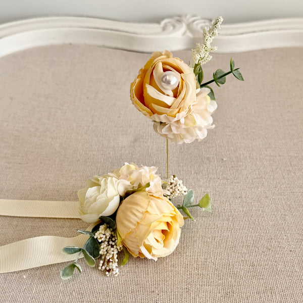 Floral hair accessory with beige and white flowers on a neutral background