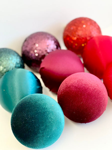 9 pcs Luxury Green Red Christmas Ornaments, Mix of Velvet Satin Glitter Textured Balls, Elegant Holiday Tree Decorations, Christmas Gifts