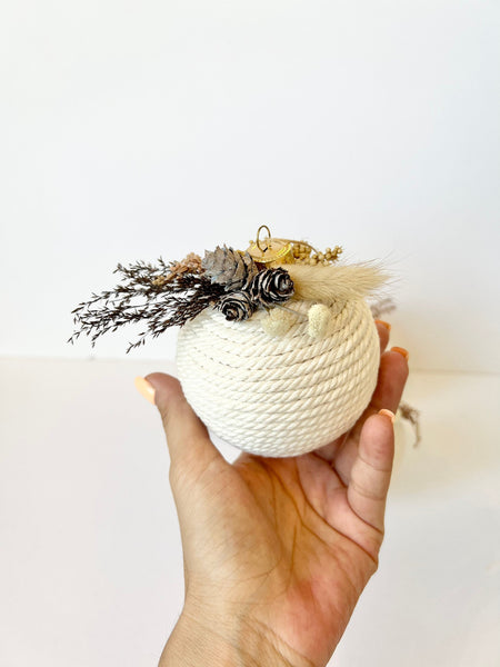 Rustic Yarn Christmas Ornaments Set of 4, Handmade Wrapped Balls, 3.15 Inch Farmhouse Holiday Tree Decor, Gift Set